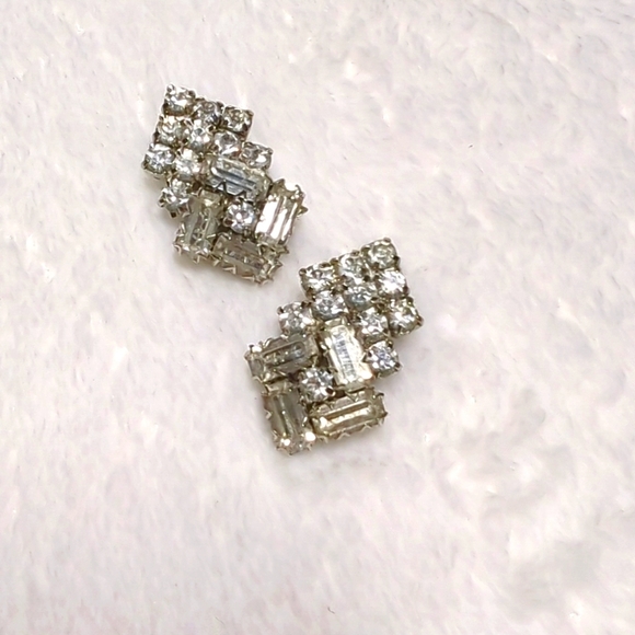 Jewelry - Vintage 60's Clear Rhinestone & Silvertone Clip-On Earrings
